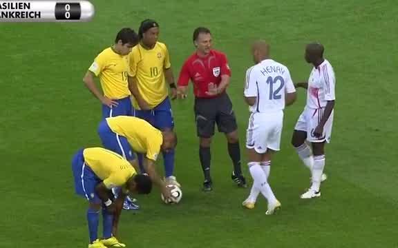 开云体育登录-足球明星对决，球场上激烈竞争