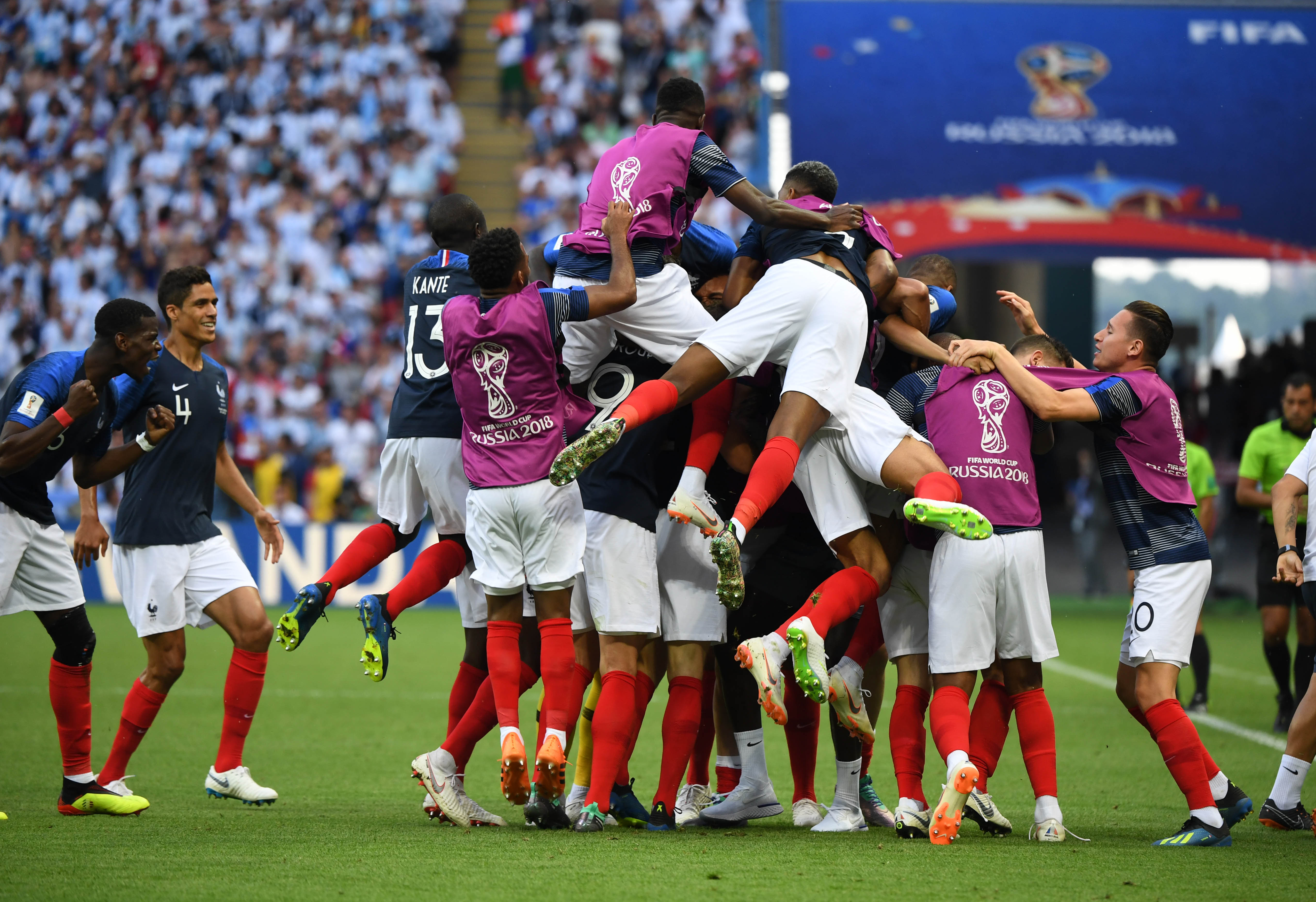 足球明星对决,球场上激烈竞争 足球明星对决,球场上激烈竞争